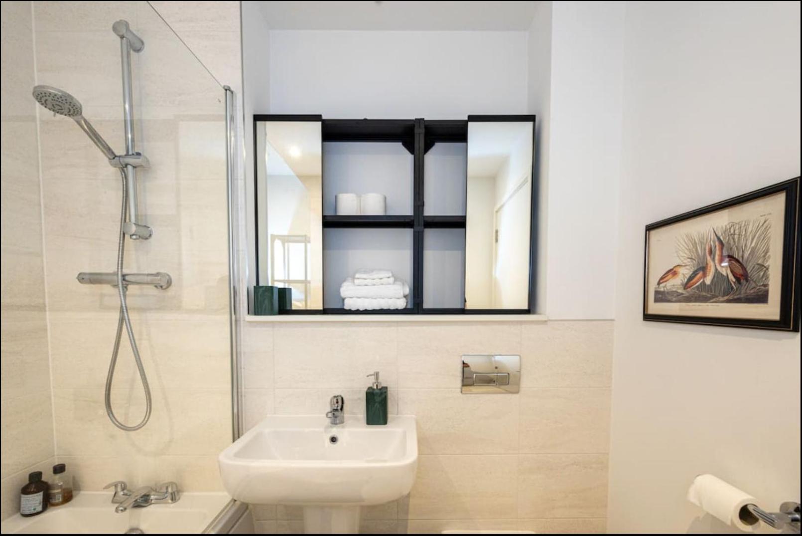 Elegance Retreat - 2 Bed Holiday Home With Parking Μάντσεστερ Εξωτερικό φωτογραφία